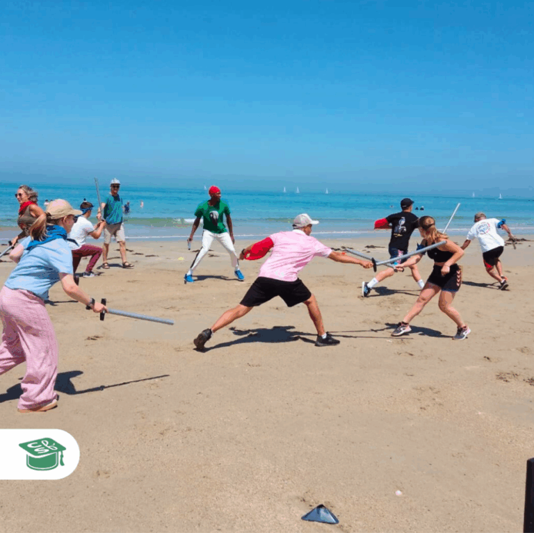 Entraînement de combat à l'épée sur la plage.