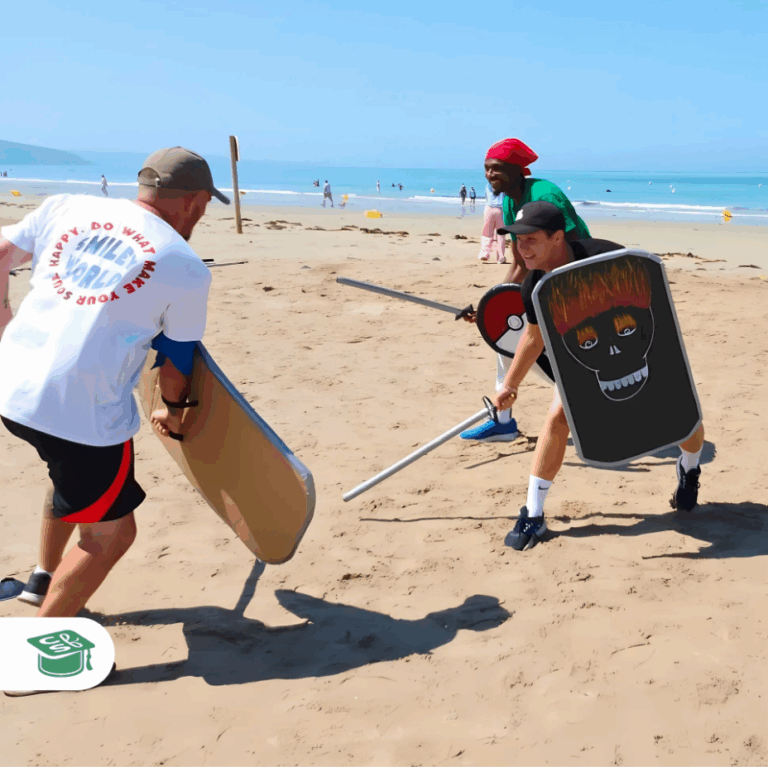 Personnes s'affrontant en duel sur la plage.