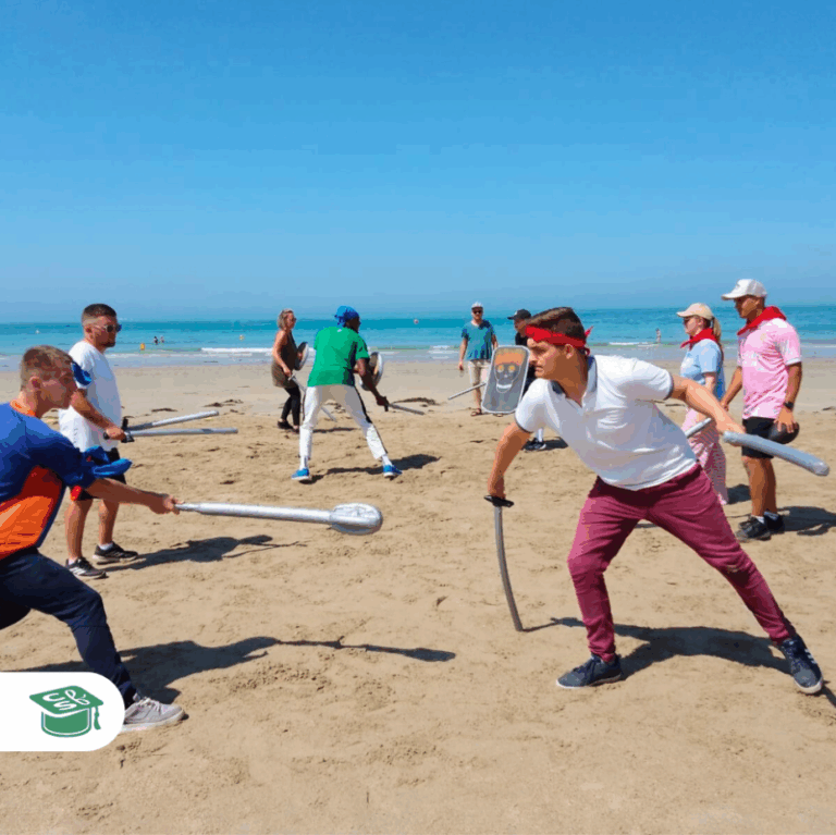 Personnes jouant avec des épées en mousse sur la plage.